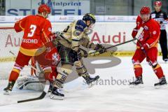 DEL - ERC Ingolstadt - Düsseldorfer EG  - Patrick Hager (#52 ERC Ingolstadt) - Stephan Daschner #3 rot Düsseldorf - Foto: Jürgen Meyer