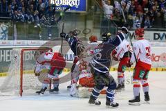 DEL - Eishockey - Playoff - Spiel 5 - ERC Ingolstadt - DEG Düsseldorf - John Laliberte (ERC 15) sieht den Puck hinter Torhüter Tyler Beskorowany (DEG 39) umfährt ihn und trifft zur Führung Tor Jubel, Kurt Davis (DEG 44) kommt nicht hin