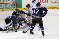 ERC Ingolstadt - Straubing Tigers - Timo Pielmeier (#51 ERC Ingolstadt) - Petr Taticek (#17 ERC Ingolstadt) - Karl Steward weiss #6 Straubing - Foto: Jürgen Meyer