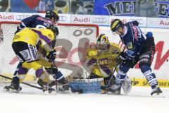 ERC Ingolstadt - Krefeld Pinguine - Benedikt Kohl (#34 ERC Ingolstadt) - John Laliberte (#15 ERC Ingolstadt) - Tomas Duba Torwart Krefeld - Foto: Jürgen Meyer