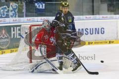 DEL - ERC Ingolstadt - Düsseldorfer EG - Puck am Tor vorbei Torwart (DEG) Tyler Beskorowany und Jeffrey Szwez (10)