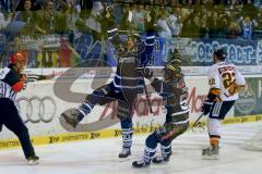 DEL - ERC Ingolstadt - Grizzly Adams Wolfsburg - Jeffrey Szwez (#10 ERC Ingolstadt) mit dem Treffer zum 1:0 - Patrick Hager (#52 ERC Ingolstadt) - Matt Dzieduszycki #22 Wolfburg - Foto: Jürgen Meyer