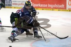 DEL - Saison 2014/2015 - ERC Ingolstadt - Augsburg Panther EV - links Ryan MacMurchy (27) im Zweikampf um den Puck ins leere Tor mit Andy Reiss rechts (AEV)