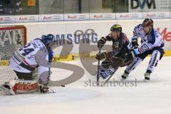 DEL - ERC Ingolstadt - Iserlohn Roosters - Goalie Mathias Lange hält den Puck von Patrick Hager (52) rechts Dieter Orendorz (I)