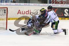 ERC Ingolstadt - Straubing Tigers - Petr Taticek (#17 ERC Ingolstadt) - Dustin Strahlmeier Torwart Straubing - Alexander Dotzler #25 weiss Straubing - Foto: Jürgen Meyer