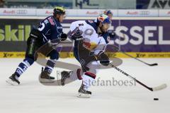 DEL - ERC Ingolstadt - EHC RedBull München - Angriff durch Jeremy Dehner (Nr.2,EHC Red Bull München) und rlinks Verfolger Martin Davidek (12)