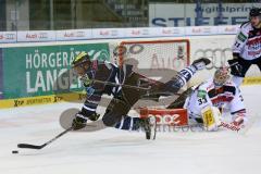 DEL - ERC Ingolstadt - Kölner Haie KEC - Petr Taticek (17) wird von Goalie Danny aus der Birken gefoult, dafür gibts Penalty