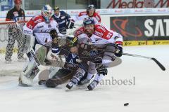 DEL - ERC Ingolstadt - Eisbären Berlin - mitte Patrick Hager (52) in Bedrängnis am Tor von Torwart Berlin Petri Vehanen, rechts Marcel Noebels (Berlin)