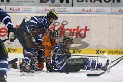 DEL - ERC Ingolstadt - Grizzly Adams Wolfsburg - Kampf um den Puck links Christoph Gawlik (19) und am Boden Jared Ross (42) , mitte Marco Rosa