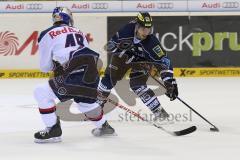 DEL - ERC Ingolstadt - EHC RedBull München - Alleingang von rechts John Laliberte (15), Richie Regehr (Nr.49,EHC Red Bull München)hält dagegen