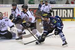 DEL - ERC Ingolstadt - Thomas Sabo Ice Tigers - Ryan MacMurchy (27) hebt den Puck zum 5:0 ins Tor von Torwart Andreas Jenike