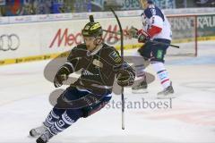 DEL - Eishockey - ERC Ingolstadt - Adler Mannheim - Brandon Buck (ERC 9) läuft zum Tor und erzielt den 1:1 Ausgleich Tor Jubel