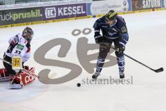 DEL - ERC Ingolstadt - Kölner Haie KEC - Petr Taticek (17) wird von Goalie Danny aus der Birken gefoult, dafür gibts Penalty. Goalie Danny aus der Birken hält den Puck