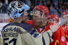 DEL - ERC Ingolstadt - Düsseldorfer EG  - Timo Pielmeier (#51 ERC Ingolstadt) und Tim Conboy Düsseldorf umarmen sich - Foto: Jürgen Meyer