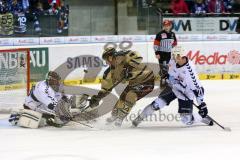 DEL - ERC Ingolstadt - Hamburg Freezers - Benedikt Kohl (34) scheitert an Sebastien Caron (HF - 35)