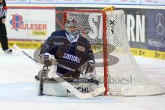 DEL - ERC Ingolstadt - Eisbären Berlin - Torwart Timo Pielmeier (51), Puck kommt geflogen
