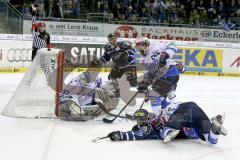 DEL - ERC Ingolstadt - Schwenninger Wild Wings - Jared Ross (#42 ERC Ingolstadt) - Tom-Patrick Kimmel #16 Schwenningen - Dimitri Pätzold Torwart Schwenningen - Foto: Jürgen Meyer