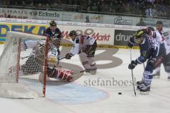 DEL - ERC Ingolstadt - Kölner Haie -  John Laliberte (#15 ERC Ingolstadt) mit dem 1:2 Anschlusstreffer - #33 Danny aus den Birken Torwart Kölner Haie - Foto: Jürgen Meyer