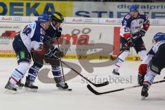 DEL - Eishockey - ERC Ingolstadt - Adler Mannheim - Thomas Greilinger (ERC 39) im Kampf um den Puck