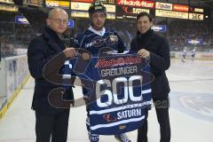 DEL - Eishockey - ERC Ingolstadt - Hamburg Freezers - Ehrung Trikot 600. DEL Spiel für Thomas Greilinger (ERC 39) überreicht von links Sportdirektor Jiri Ehrenberger  und  Geschäftsführer Claus Gröbner