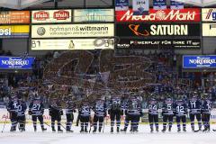 DEL - ERC Ingolstadt - EHC RedBull München - Das Team feiert mit den Fans den Sieg Scha Fahnen Jubel