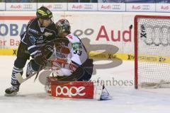 DEL - ERC Ingolstadt - Kölner Haie KEC - Puck knapp am Tor vorbei links Derek Hahn (43) und Goalie Danny aus den Birken