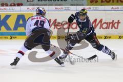 DEL - ERC Ingolstadt - EHC RedBull München - Alleingang von rechts John Laliberte (15), Richie Regehr (Nr.49,EHC Red Bull München)hält dagegen