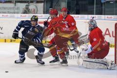 DEL - ERC Ingolstadt - Düsseldorfer EG - links John Laliberte (15) knapp am Puck, Mitte Daschner DEG und Torwart (DEG) Tyler Beskorowany