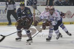 DEL - ERC Ingolstadt - Schwenninger Wild Wings - Aaron Brocklehurst (#4 ERC Ingolstadt) - Sean O´Conner #37 Schwenningen - Foto: Jürgen Meyer