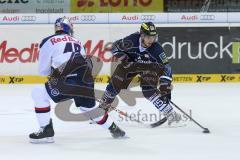 DEL - ERC Ingolstadt - EHC RedBull München - Alleingang von rechts John Laliberte (15), Richie Regehr (Nr.49,EHC Red Bull München)hält dagegen