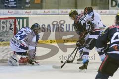 DEL - ERC Ingolstadt - Iserlohn Roosters - John Laliberte (15) knapp am Tor von Goalie Mathias Lange