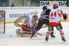 DEL - Eishockey - Playoff - Spiel 5 - ERC Ingolstadt - DEG Düsseldorf - John Laliberte (ERC 15) sieht den Puck hinter Torhüter Tyler Beskorowany (DEG 39) umfährt ihn und trifft zur Führung Tor Jubel