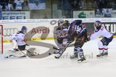 DEL - ERC Ingolstadt - EHC RedBull München - Alleingang von rechts John Laliberte (15) und wird von hinten durch Felix Schuetz (Nr.5,EHC Red Bull München) gestört. Florian Hardy (Nr.51,Torwart EHC Red Bull München) lauert