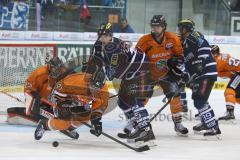 DEL - ERC Ingolstadt - Grizzly Adams Wolfsburg - Tim Hambly fällt zu Boden zum Puck, John Laliberte (15)  knapp dran