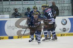 DEL - ERC Ingolstadt - Iserlohn Roosters - Ryan MacMurchy (27) rechts überwindet Goalie Mathias Lange und erzielt in Unterzahl das 1:0 Tor, Jubel