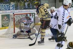 DEL - ERC Ingolstadt - Hamburg Freezers - Brandon Buck (9) trifft den Goalie Sebastien Caron (HF - 35) am Kopf mit dem Puck