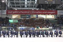 DEL - Saison 2014/2015 - ERC Ingolstadt - Augsburg Panther EV - das Team kniet vor den Fans Sieg Jubel