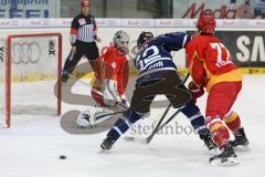 DEL - ERC Ingolstadt - Düsseldorfer EG - Patrick Hager (52) knapp am Puck vorbei Torwart (DEG) Tyler Beskorowany