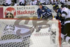 DEL - ERC Ingolstadt - Thomas Sabo Ice Tigers - Ryan MacMurchy (27) zielt auf das Tor von Torwart Andreas Jenike