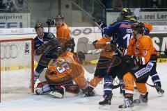 DEL - ERC Ingolstadt - Grizzly Adams Wolfsburg - Goalie Sebastian Vogl unter Beschuß, Patrick Hager (52) und Christoph Gawlik (19), Puck in der Luft, Gerangel um Puck