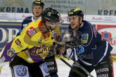 ERC Ingolstadt - Krefeld Pinguine - Joel Perrault #27 Krefeld - Benedikt Schopper (#11 ERC Ingolstadt) im Zweikampf - Foto: Jürgen Meyer