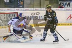 DEL - Eishockey - ERC Ingolstadt - EHC München - Niklas Treutle (Nr.31,Torwart EHC Red Bull München) fängt vor Patrick Hager (52)