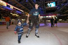 DEL - Eishockey - ERC Ingolstadt - Hamburg Freezers - Sieg im letzten DEL Spiel der Saison, die Mannschaft feiert mit den Fans, Alexandre Picard (ERC 45) mit KInd