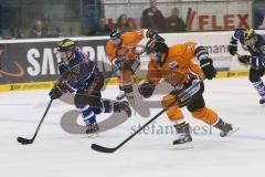 DEL - ERC Ingolstadt - Grizzly Adams Wolfsburg - Alleingang durch Christoph Gawlik (19) auf das Tor und wird von Nicholas Schaus gestört