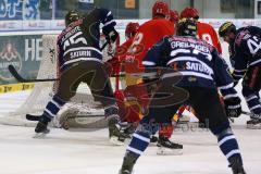 DEL - ERC Ingolstadt - Düsseldorfer EG - Gedränge vor dem Tor von Torwart (DEG) Tyler Beskorowany, links John Laliberte (15)  rechts Thomas Greilinger (39)