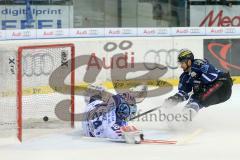 DEL - ERC Ingolstadt - Iserlohn Roosters - Ryan MacMurchy (27) rechts überwindet Goalie Mathias Lange und erzielt in Unterzahl das 1:0 Tor, Jubel