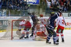 DEL - Eishockey - Playoff - Spiel 5 - ERC Ingolstadt - DEG Düsseldorf - John Laliberte (ERC 15) sieht den Puck hinter Torhüter Tyler Beskorowany (DEG 39) umfährt ihn und trifft zur Führung Tor Jubel, Kurt Davis (DEG 44) kommt nicht hin