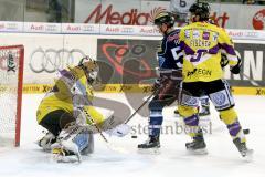 ERC Ingolstadt - Krefeld Pinguine - Patrick Hager (#52 ERC Ingolstadt) - Tomas Duba Torwart Krefeld - Foto: Jürgen Meyer