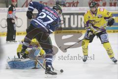 ERC Ingolstadt - Krefeld Pinguine  - Ryan MacMurchy (#27 ERC Ingolstadt) - Tomas Duba Torwart Krefeld - Foto: Jürgen Meyer