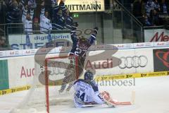 DEL - ERC Ingolstadt - Iserlohn Roosters - Ryan MacMurchy (27) rechts überwindet Goalie Mathias Lange und erzielt in Unterzahl das 1:0 Tor, Jubel